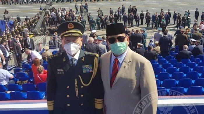 Menteri Pertahanan (Menhan) Prabowo Subianto bersama Menteri Pertahanan (Menhan) China Wei Fenghe ketika menyaksikan upacara parade dan defile dalam rangka memperingati ulang tahun ke-75 kemenangan Rusia pada Juni 2020.
