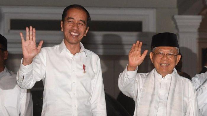 Calon Presiden dan Wakil Presiden nomor urut 01 Joko Widodo (kiri) dan Maruf Amin (kanan) melambaikan tangan sebelum berangkat menuju Bandara Halim Perdanakusuma untuk memberikan keterangan pers terkait sidang putusan perselisihan hasil pemilihan umum (PHPU) Pilpres 2019 di Jakarta, Kamis (27/6/2019).