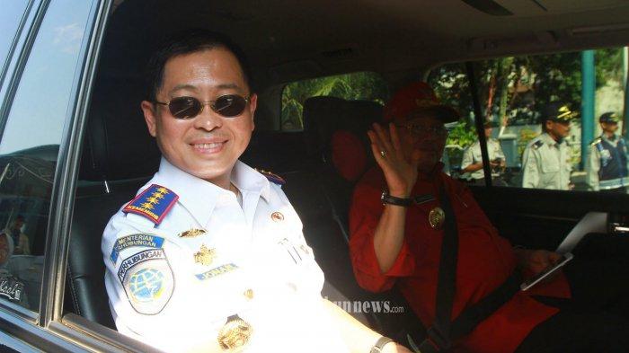 Menteri Perhubungan, Ignasius Jonan (kacamata hitam)