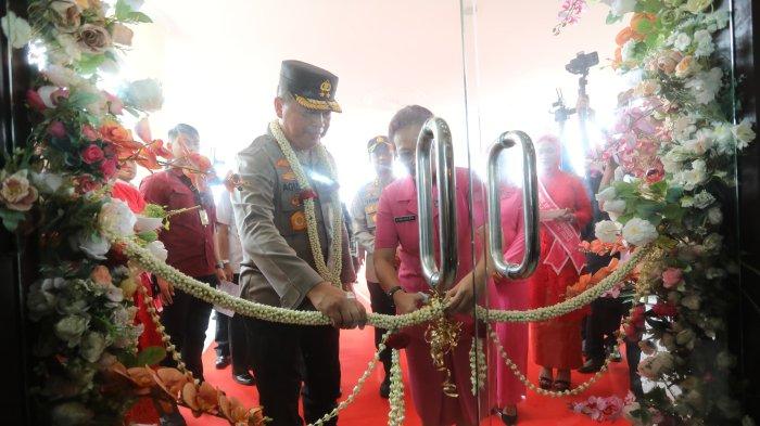 Kapolda Sumut, Irjen Pol Agung Setya Imam Effendi disambut tokoh masyarakat Tapsel saat meresmikan gedung baru Mapolres Tapsel di Kota Sipirok, Kabupaten Tapanuli Selatan, Rabu (15/4/2024).
v