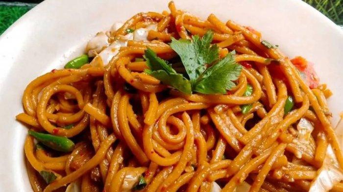Mi gomak atau spageti batak yang menjadi kuliner ikonik di Sumatera Utara
