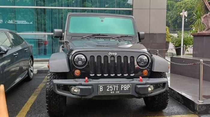 Mobil Wrangler Rubicon milik Mario Dandy yang terparkir di halaman parkir Kantor Kejaksaan Negeri Jakarta Selatan, Rabu (24/4/2024).(KOMPAS.com/Dzaky Nurcahyo)