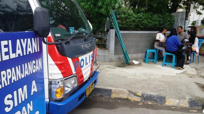 Beberapa warga sedang tes kesehatan untuk melalui tahapan perpanjangan SIM Online di Lapangan Merdeka Medan Jalan Pulau Pinang, Rabu (30/12/2015).