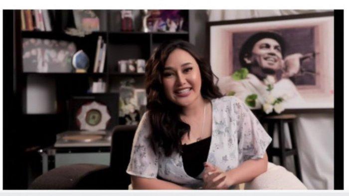 Penyanyi Mutia Ayu blak-blakan soal Pernikahannya dengan mendiang Glenn Fredly hingga rencana dia ke depannya. Apakah Mutia Ayu akan segera menikah lagi?