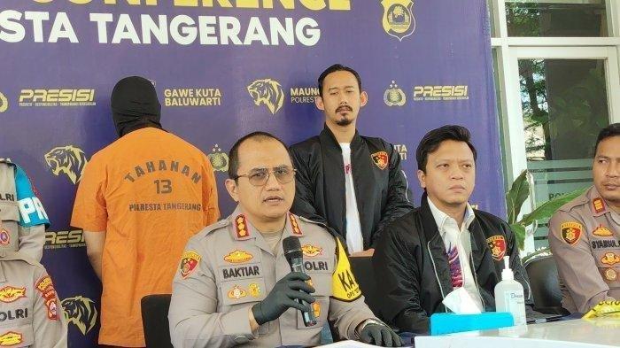PELAKU SIMPAN MAYAT DI FREEZER - Kapolresta Tangerang, Kombes Pol Baktiar Joko Mujiono memaparkan pelaku pembunuhan. Seorang pria berinisial MR, tega memutilasi sepupunya sendiri, yakni JR, di Kawasan Pasar Kemis, Kabupaten Tangerang. Pelaku dendam sering diperlakukan kasar.