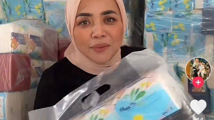 Foto ilustrasi, Muzdalifah. Artis Muzdalifah menjadi perhatian warganet usai ketahuan menjual tissu di TikTok, kini ia membantah dituding bangkrut.