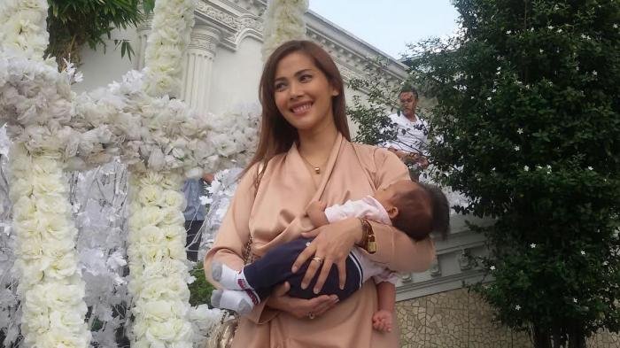 Nadia Mulya dan bayinya ditemui di kediaman Anang Hermansyah, Cinere, Tangerang Selatan, Minggu (21/8/2016). (TRIBUNNEWS.COM/REGINA KUNTI ROSARY)