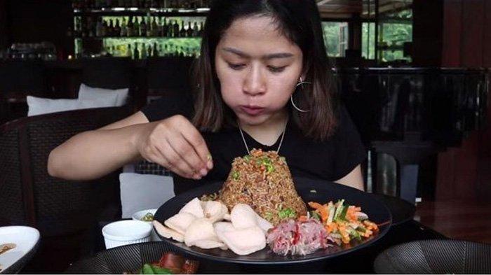 Youtuber Farida Nurhan menyantap nasi goreng Rp 1 juta
