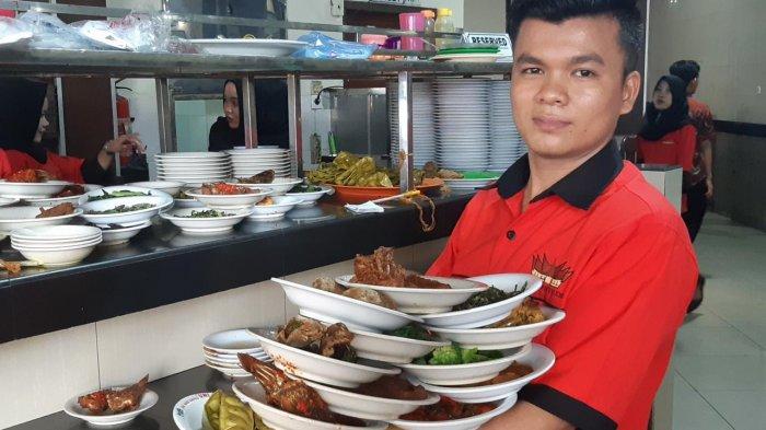 Nasi Kapau Hj Uni Emi di Jalan Rotan Baru No 82/83 Kota Medan.