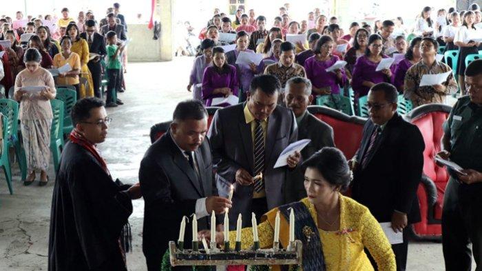 Kebahagiaan dan suka cita Natal tahun 2023 sudah terlhat di Kabupaten Pakpak Bharat, Sumatera Utara, Jumat, 1 Desember 2023. Perayaan Natal Oikumene digelar di Kecamatan Tinada, sebagai penanda awal perayaan Natal tahun 2023 di Kabupaten Pakpak Bharat. Natal Oikumene dilaksanakan di Gereja GKPPD Buluh Tellang yang dihadiri ratusan umat kristiani dari berbagai gereja yang ada di Kecamatan ini, Jumat (1/12/2023). (Diskominfo)