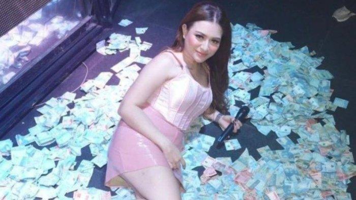 MANDI UANG - Nathalie Holscher mandi uang kala tampil mengisi acara di Sidrap