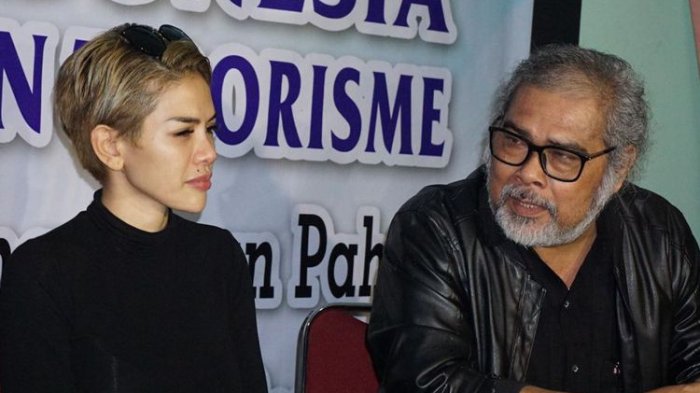 Artis peran dan pembawa acara Nikita Mirzani bersama ketua Komnas Anak, Arist Merdeka Sirait, saat menggelar jumpa pers di kantor Komnas Perlindungan Anak di TB Simatupang, Jakarta Selatan, Kamis (31/5/2018).