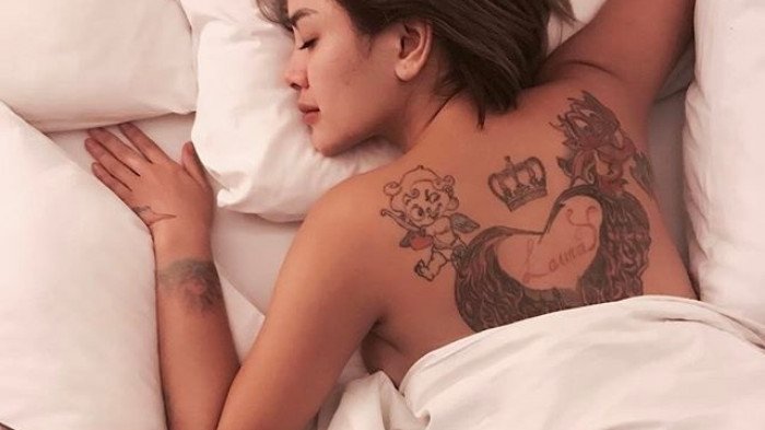 Nikita Mirzani pamer tato besar yang ada di punggungnya. Ada sebuah nama di sana, 'Laura'.