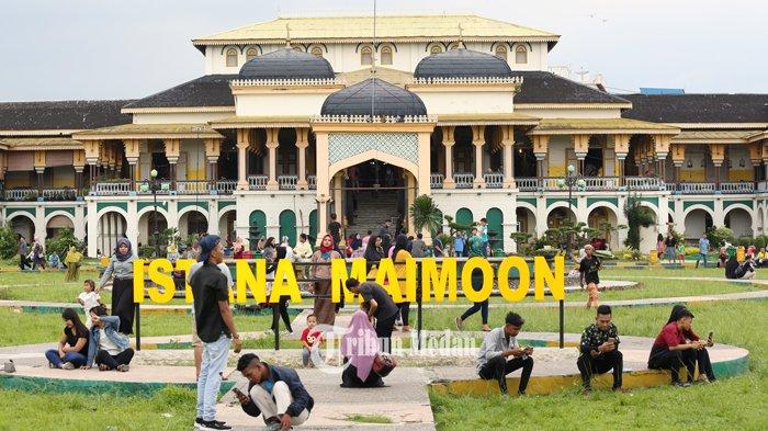 Warga mengunjungi objek wisata Istana Maimun, di Medan, Sumatera Utara, Minggu (7/6/2020). 