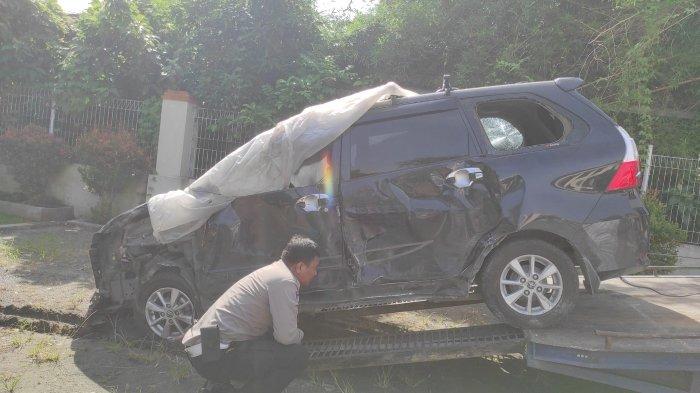 Petugas Polsek Delitua saat memeriksa mobil Toyota Avanza yang ditinggal pria tak dikenal di kantor Badan Standarisasi Instrumen Pertanian (BSIP) Medan