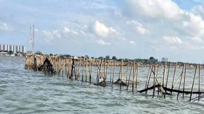 Laut sepanjang 30 kilometer sudah dipagari dengan bambu, kenapa aparat pemerintah baru setelah viral di media sosial? Apa kerjaan selama ini? Padahal lokasi pemagaran tidak jauh dari Ibu Kota. (Dok.KKP)