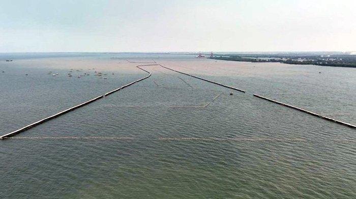 Laut sepanjang 30 kilometer sudah dipagari dengan bambu, kenapa aparat pemerintah baru setelah viral di media sosial? Apa kerjaan selama ini? Padahal lokasi pemagaran tidak jauh dari Ibu Kota. (Dok.KKP)