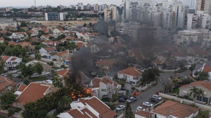 HAMAS VS ISRAEL: Setidaknya 200 orang tewas dan 1.610 lainnya luka-luka di wilayah Palestina di Gaza selama pembalasan Israel setelah serangan mematikan yang dilakukan pasukan Hamas ke Israel, kata kementerian kesehatan, dikutip dari berita Al-Jazeera. (AP via Sky News)