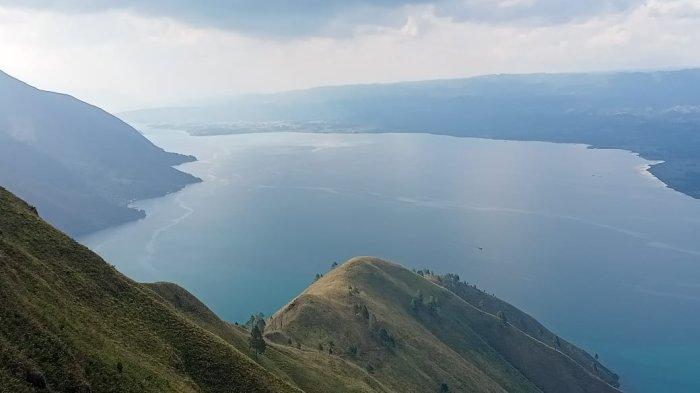 Panorama utuh Pulau Samosir sam bentangan indah Danau Toba dari Dolok Sipatungan Kecamatan Sitio-tio Kabupaten Samosir.
 