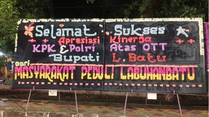 Satu dari sejumlah papan bunga di Jalan Jenderal Sudirman, Kabupaten Labuhanbatu, yang bertuliskan ucapan selamat dan dukungan kepada KPK usai OTT Bupati Labuhanbatu Erik Adtrada Ritonga, Jumat (12/1/2024) malam.