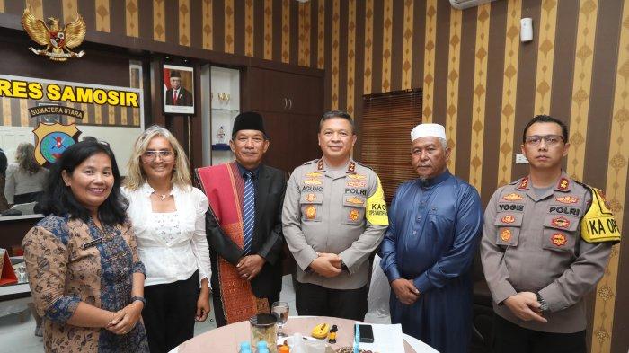 Kapolda Sumut Irjend Pol Agung Setya IE SH SIK MSi  usai bincang-bincang degnan Kapolres Samosir AKBP Yogie Hardiman SH SIK MH usai bincang-bincang dengan Tokoh Masyarakat Samosir Ama Siska Naibaho, Kadis Pariwisata Samosir Tetty Naibaho, Pengelola Museum Huta Bolon, Tiolina Sinambela, Tokoh Ulama Samosir, Jumat (19/04/2024) terkait kemajuan pariwisata Samisir.