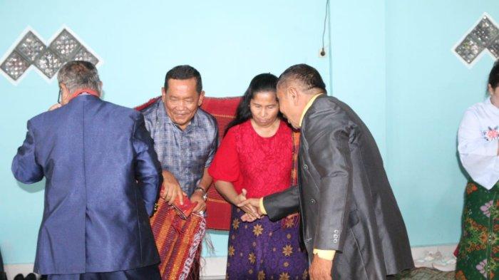 Ketua DPD PDI Perjuangan Sumut Drs Rapidin Simbolon MM bersa istri Sorta Ertaty Siahaan (Ketua DPRD Samosir) dibulng-bulangi saat menhadiri pelantikan Pengurus Parna Periode 2023-2028 sekaligus doa akhir tahun 