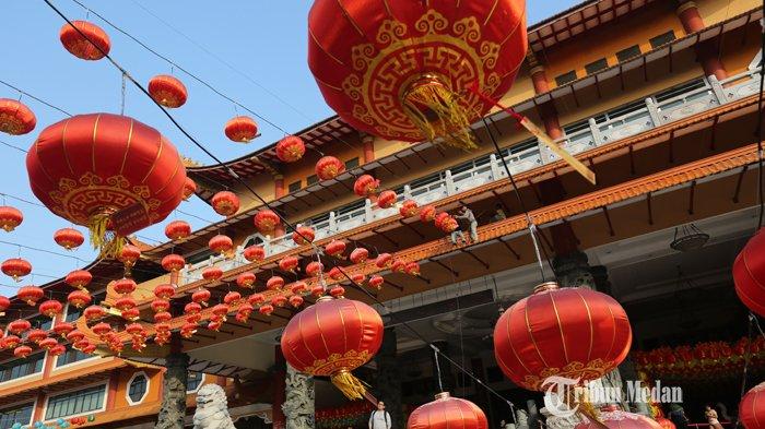 Pekerja melakukan pemasangan lampion di Maha Vihara Maitreya, Medan, Sumatera Utara, Jumat (17/01/2020).TRIBUN MEDAN/RISKI CAHYADI