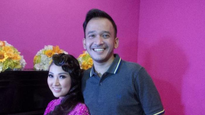 Pasangan artis Sarwendah dan Ruben Onsu diabadikan di Studio Gaharu, Cipete Raya, Jakarta Selatan, Selasa (1/12/2015)