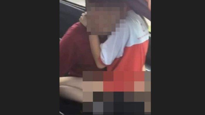 Aksi pasangan kekasih mesum di mobil membuat kaget banyak orang
