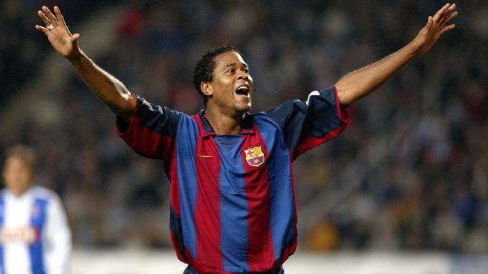 Patrick Kluivert saat masih memperkuat Barcelona.