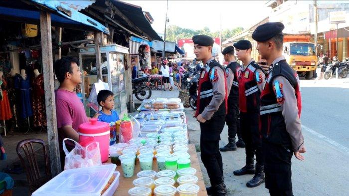 Samampta Polres Nias Selatan patroli di sejumlah titik ruang publik termasuk di pasar takjil  jelang berbuka puasa, Kamis (21/3/2024).