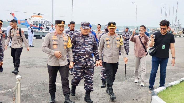 Kapolres Pelabuhan Belawan, AKBP Josua Tampubolon, SH MH mendampingi Kapolda Sumut, Irjen Pol Agung Setya IE, SH, SIK, MSi sela-sela Patroli Kamtibmas melalui udara di wilayah hukum Polres Pelabuhan Belawan, Selasa (5/9/2023).