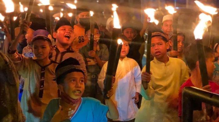 PAWAI OBOR- Sejumlah anak-anak muslim melaksanakan pawai obor dalam menyambut Tahun Baru Islam 1 Muharram.