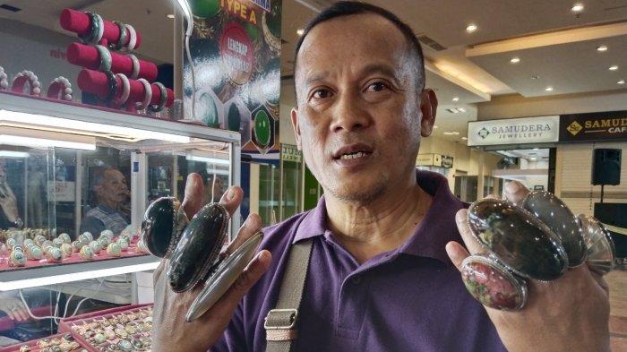 Seorang pecinta batu akik bernama H Nanang (56) saat menunjukkan koleksinya, Jumat (13/10/2023). Mulai 12 Oktober hingga 15 Oktober 2023, tengah diadakan kontes batu akik di Palladium Mall Medan.(TRIBUN MEDAN/ARRAY A ARGUS)