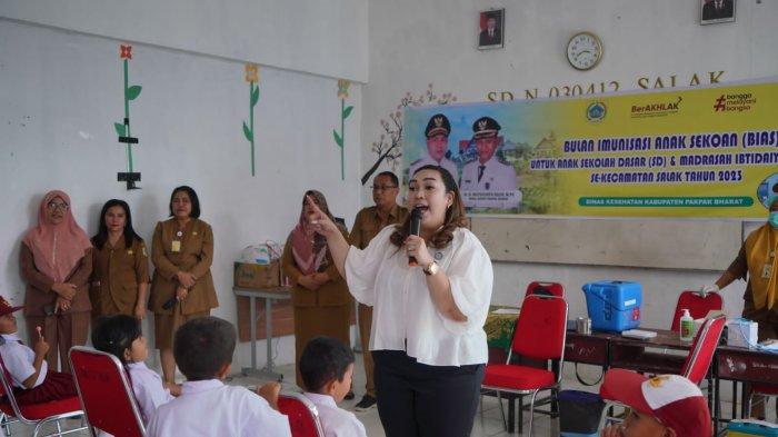 Ketua TP PKK Pakpak Bharat Ny. Juniatry Franc Bernhard Tumanggor mengunjungi SD Negeri 030412 Salak untuk Pencanangan Pelaksanaan Bulan Imunisasi Anak Sekolah (BIAS) dan Human Papiloma Virus (HPV) Kabupaten Pakpak Bharat yang diselenggarakan oleh Dinas Kesehatan Kabupaten Pakpak Bharat dan UPT Puskesmas Salak, Rabu (16/7/2023). Ny. Juniatry hadir di sana, memberikan motivasi bagi seluruh peserta didik akan pentingnya imunisasi ini. (Diskominfo)