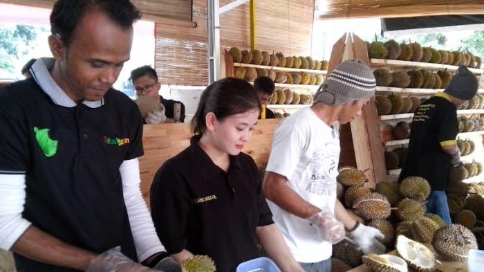 Pekerja di Kafe Si Bolang Durian sedang menyiapkan durian pesanan konsumen.