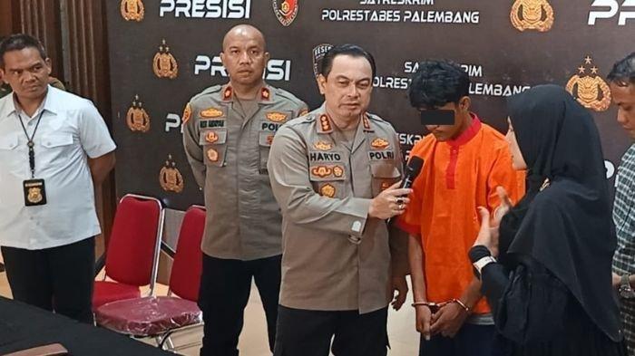 GELAR PERKARA --Kapolrestabes Palembang Kombes Pol Harryo Sugihartono, didampingi Kasat Reskrim AKBP Andrie Setiawan Saat menggelar kasus pembunuhan atas tersangka R (18), Selasa (6/5/2025), sore.