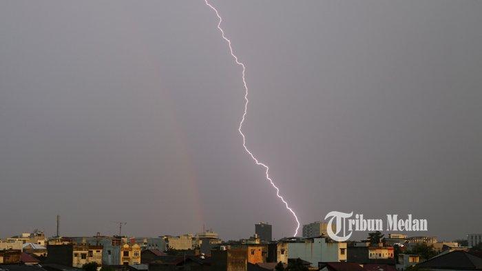 Fenomena alam pelangi disertai kilatan petir saat terjadi hujan lebat yang melanda wilayah kota Medan, Sumatera Utara, Kamis (24/9/2020).TRIBUN MEDAN/RISKI CAHYADI