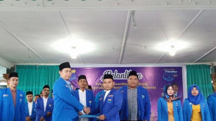 Ketum PB PMII Agus Mulyono Herlambang menyerahkan SK Kepengurusan PKC PMII Sumut periode 2018-2020 kepada Azlansyah Hasibuan (kanan).
