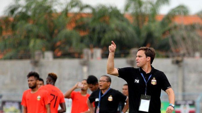 Pelatih Bhayangkara FC Paul Munster memprotes wasit saat melawan Persebaya Surabaya pada babak penyisihan Piala Gubernur Jatim 2020 yang berakhir dengan skor 1-0 di Stadion Gelora Bangkalan, Jawa Timur, Rabu (12/02/2020) sore.