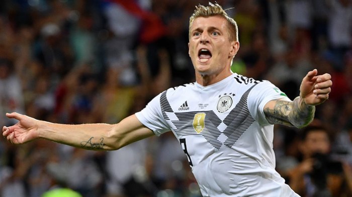 Pemain Jerman Toni Kroos setelah mencetak gol ke gawang Swedia di ajang Piala Dunia 2018, Minggu (24/6/2018) dinihari. Jerman menang 2-1 atas Swedia. (The Guardian)