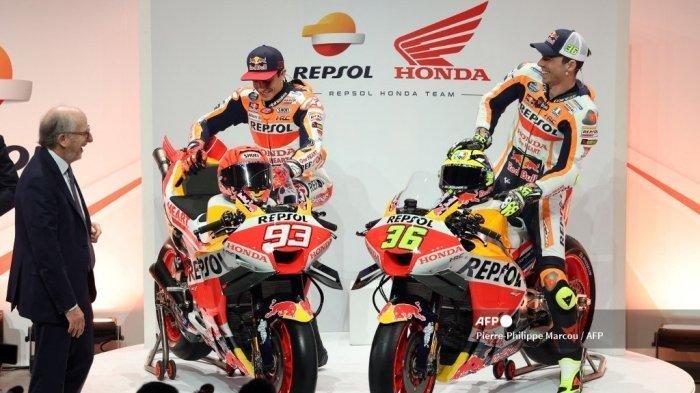 Antonio Brufau (Kiri), CEO dan Chairman Repsol, melihat pembalap MotoGP Spanyol Tim Repsol Honda Marc Marquez (Kiri) dan Joan Mir menaiki motor RC213V baru mereka selama presentasi Tim Repsol Honda untuk musim Grand Prix Sepeda Motor 2023 mendatang, di Madrid pada 22 Februari 2023.