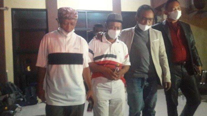 Yosef (kedua dari kiri) tampak lesu saat keluar dari ruangan pemeriksaan Satreskrim Polres Subang, Senin (13/9/2021) malam. Tak hanya diperiksa tim penyidik Polres Subang, Yosef juga dicecar oleh tim dari Bareskrim Mabes Polri.