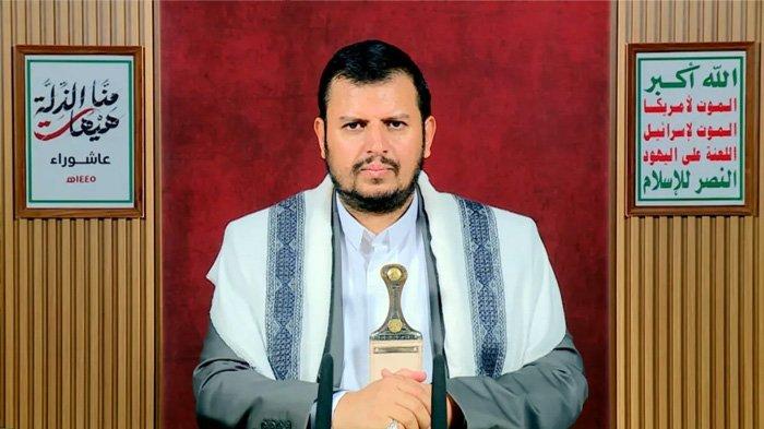 Pemimpin Houthi Yaman atau gerakan Ansarullah Yaman, Abdul-Malik al-Houthi, memperingatkan akan adanya pembalasan besar terhadap Amerika Serikat dan sekutunya atas serangan militer terhadap negaranya. Pemimpin Houthi itu mengatakan dalam pidatonya di televisi pada hari Kamis (11/1/2024) bahwa tanggapan seperti itu akan lebih besar daripada serangan baru-baru ini yang mana drone dan rudal Yaman menargetkan kapal-kapal AS dan Inggris di peraian Laut Merah. (X)