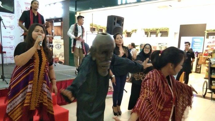 Penampilan Tari Kontemporer yang dikolaborasikan dengan Tari Gundala-gundala oleh komunitas Sedalanen Etnik, dalam suatu acara pengunjung Plaza Medan Fair, Jalan Gatot Subroto Nomor 30, Medan Petisah.