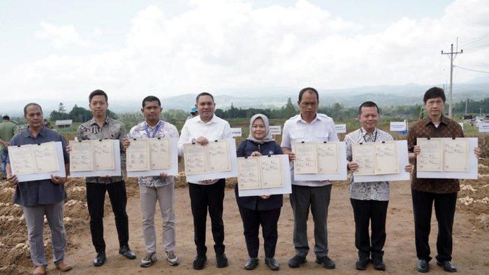 Bupati Pakpak Bharat Franc Bernhard Tumanggor menghadiri penandatanganan nota kesepahaman bersama budi daya pertanian hingga pasca panen di Food Estate Sumatera Utara, termasuk Kabupaten Pakpak Bharat. Penandatanganan nota kesepahaman bersama dilaksanakan di Desa Riaria, Kecamatan Pollung, Kabupaten Humbang Hasundutan, Sumatera Utara, Jumat (23/2/2024). (Diskominfo Pakpak Bharat)