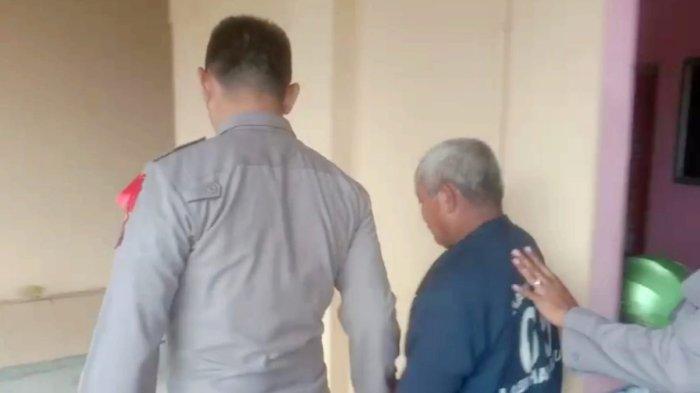 Sat Reskrm Polres Labuhan Batu menggring kakek 62 tahun pelaku cabul terhadapanak dibawah umur saat temu pers di Napolres Laabuhan Batu, 
 Selasa (21/11/23).