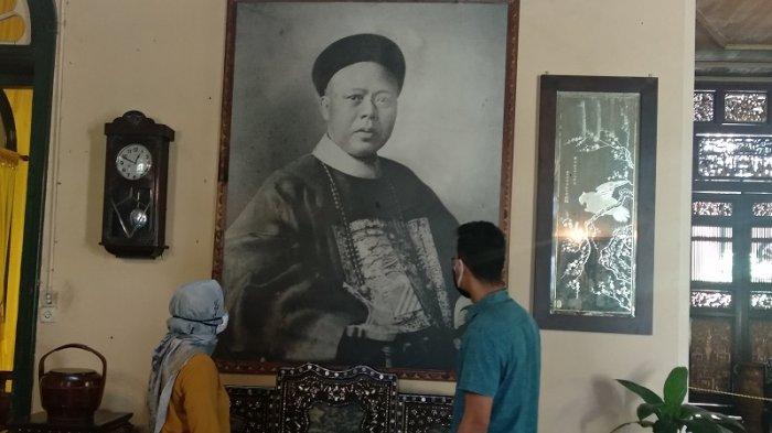 SEORANG pengunjung tengah berada di dalam Museum Tjong A Fie Mansion di Jalan Ahmad Yani Medan, Selasa (1/9/2020). Pengelola mengaku sejak dibuka penerbangan domestik, pengunjung yang datang ke museum ini bukan hanya warga Medan, namun juga dari daerah lainnya di dalam negeri.