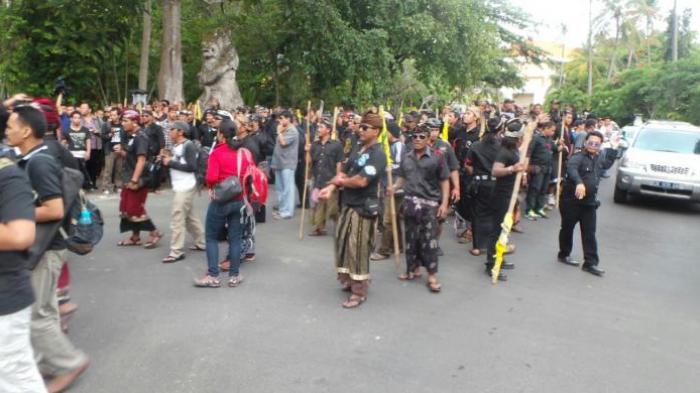 Pengamanan massa terlihat di luar lokasi Munas IX Golkar, di Hotel Westin, Nusa Dua, Bali, Minggu (30/11/2014). Mereka adalah personel dari pecalang dan warga setempat.