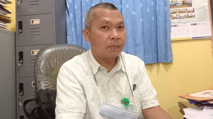 Pengamat Pemerintahan Arifin Saleh Siregar saat berada di ruangannya, Selasa (20/4/2021).